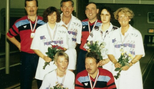 Brigitte Görres (heutiges Beiratsmitglied) kniend, dahinter Heidi von Domarus und Hans-Joachim Triska